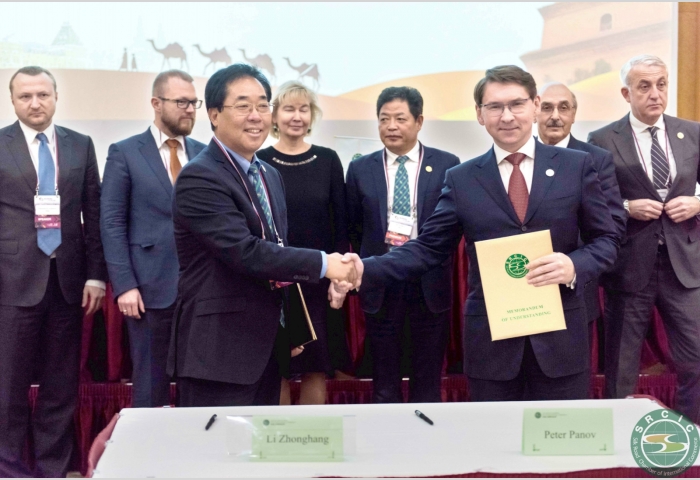 4 Secretary-General LI Zhonghang signs an agreement with Mr. Petr Panov, President of CITT