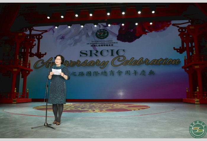 2 Ms. YANG Hong, Vice-Director of Membership of CCOIC, delivers a speech