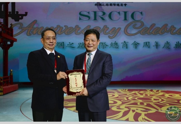 10 New members present souvenirs to SRCIC