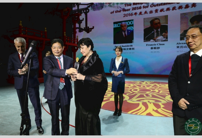 6 Chairman LU Jianzhong presents the Contribution Award to Ms. Alexandra Ochirova
